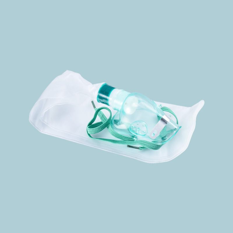 How does the use of a disposable oxygen mask with a bag enhance oxygen therapy delivery?